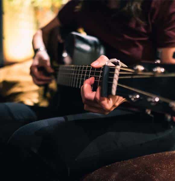 Jess Loh playing guitar. Photo by Carina Sze.